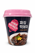 Pink Rocket Topokki Jjajang – Tteokbokki Coreano al Sugo di Fagioli Neri